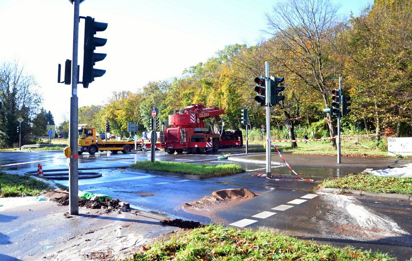 VU Tanklastzug umgestuerzt Huerth Industriestr P343.JPG